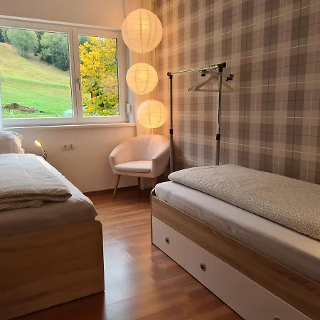 Bergwohnung Mit Balkon - 2 Schlafzimmer, Parkplatz, Direkt An Wanderwegen Lägenhet *