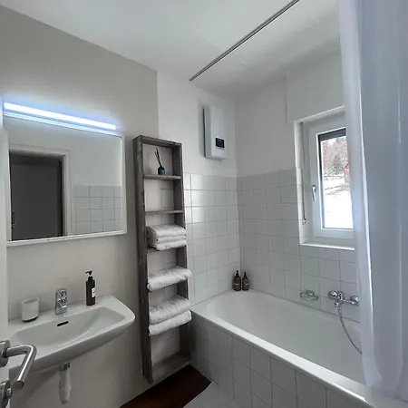 Bergwohnung Mit Balkon - 2 Schlafzimmer, Parkplatz, Direkt An Wanderwegen Lägenhet *